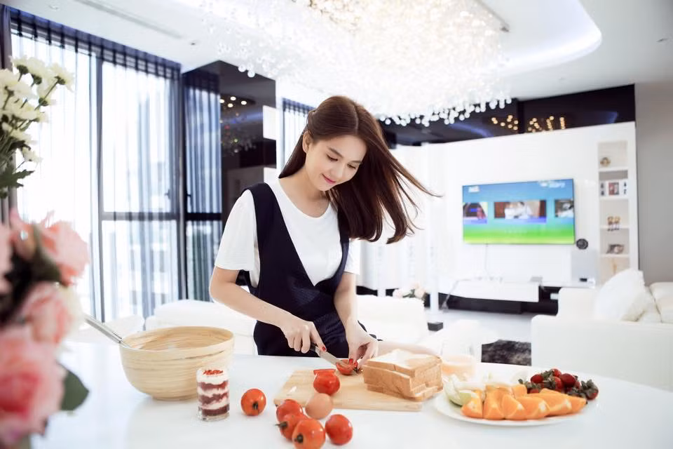 Ngọc Trinh không ít lần vào căn bếp tiện nghi của mình.