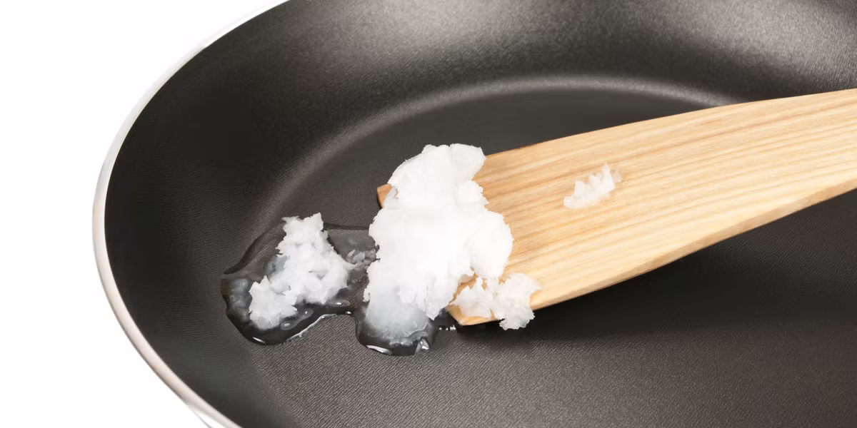 Nấu ăn bằng dầu dừa: Có vẻ dầu dừa đang được dùng trong tất cả mọi thứ từ ăn uống đến làm đẹp, nhưng theo chỉ dẫn gần đây nhất của Trường cao đẳng tim mạch Hoa Kỳ thì không nên dùng các loại dầu nhiệt đới như dầu dừa vì gây nghẽn động mạch. Cách đây vài năm, dầu dừa chỉ được dùng cho động vật phòng thí nghiệm để gây xơ vữa động mạch. Vì chứa nhiều chất béo bão hòa nên gây nguy cơ mắc bệnh tim mạch.