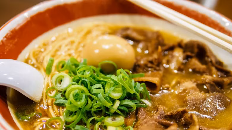  Mì Ramen: Là món mì Nhật nấu với nước xương, bên trên có nhiều thành phần như trứng luộc, thịt om, rong biển…Cũng giống như phở, điều quan trọng nhất để món mì ramen được ngon chính là nước dùng ngon. Nếu muốn có một món mì ramen ngon như ngoài hàng thì phải nấu mất 2 ngày. 
