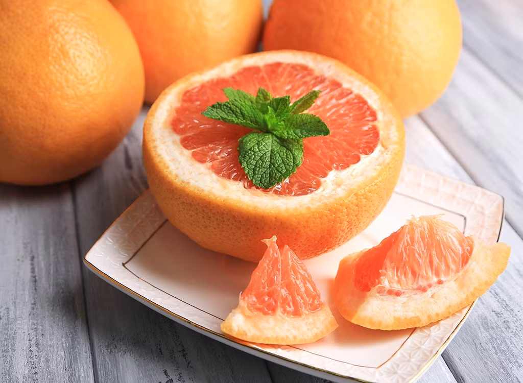 Ăn nửa quả bưởi trước mỗi bữa ăn có thể đẩy nhanh tốc độ đốt mỡ của cơ thể. Tuy nhiên, loại quả này có thể phản ứng không tốt với một số loại thuốc nên cần hỏi bác sĩ.