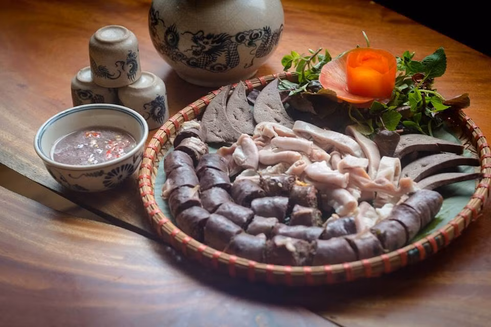 Không thể phủ nhận những giá trị dinh dưỡng của nội tạng lợn nhưng không phải là không có hạn chế. Hầu hết thịt nội tạng đều chứa nhiều cholesterol. Gan lợn có thê chứa những độc tố từ thuốc hoặc các hóa chất khác, tốt nhất là nên ăn gan của động vật ăn cỏ vì những loại này không có kháng sinh hoặc hormone. Ảnh: Yellowpages.