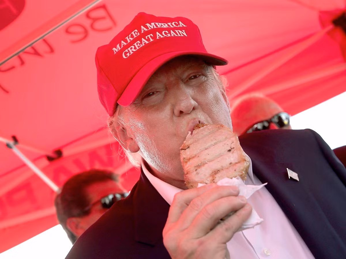 Tổng thống Mỹ Donald Trump từng cho biết ông thích ăn bít tết, hamburger, spaghetti và khoai tây chiên. Bữa ăn đầu tiên của ông khi trở thành Tổng thống gồm có tôm, thịt bò và rất nhiều món tráng miệng làm từ socola.