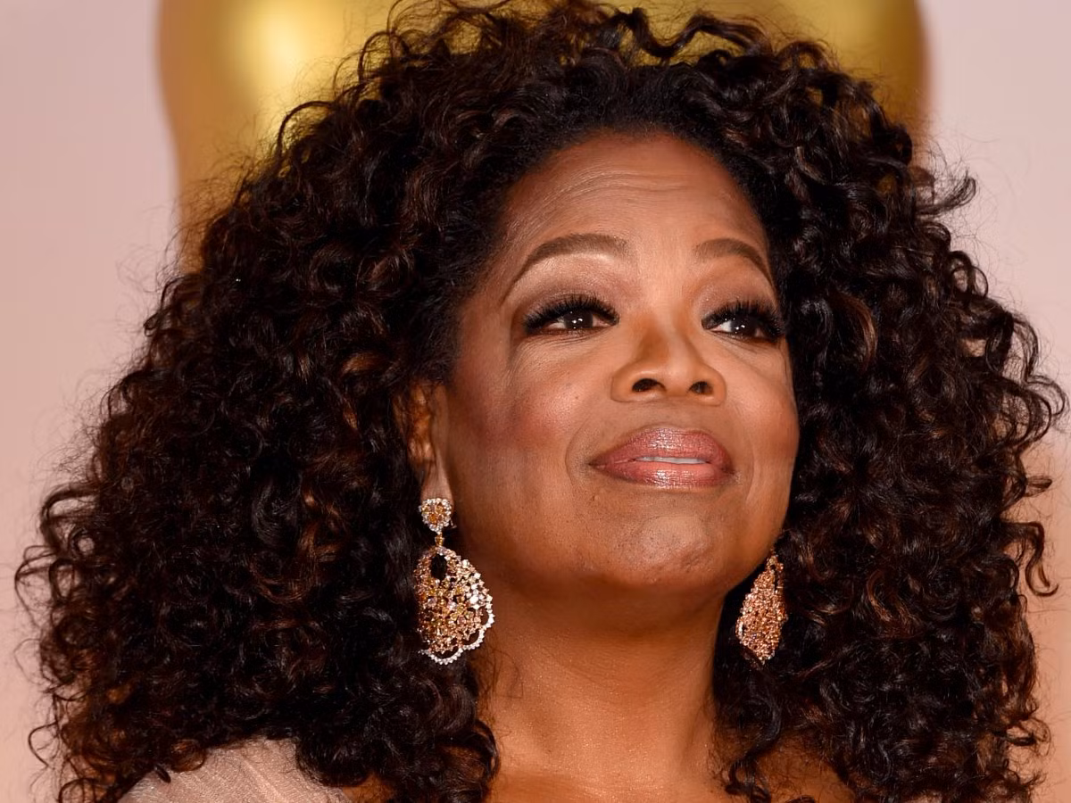 Bà hoàng truyền hình Oprah Winfrey ngày nào cũng ăn súp và salad cho bữa trưa. Một trong những kết hợp món ăn bà yêu thích là súp cà chua và salad táo, cải xoăn. 