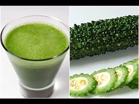 Sinh tố có vị đắng: Một cốc sinh tố có lợi cho sức khỏe thường gồm nhiều nguyên liệu khác nhau và đôi khi quá đắng, vừa khó uống vừa không ngon. Muối có tác dụng giảm bớt vị đắng khiến ly sinh tố dễ uống hơn rất nhiều. (Ảnh: youtube) 
