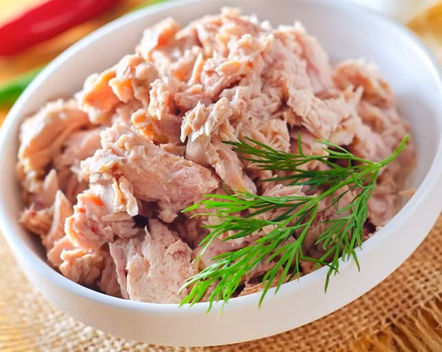 Cá ngừ chứa nhiều thủy ngân hơn rất nhiều loại cá khác, việc thừa thủy ngân sẽ gây nhiều tác dụng phụ đáng cảnh báo như ảnh hưởng đến thị giác, thính giác và ngôn ngữ, thiếu phối hợp vận động, yếu cơ. Thực phẩm không nên ăn nhiều này vẫn có thể góp mặt trong chế độ dinh dưỡng nhưng chỉ nên ăn các loại cá ngừ hộp làm từ cá ngừ nhỏ vì có hàm lượng thủy ngân thấp hơn. Số lượng vừa phải là 3-5 hộp mỗi tuần. (Ảnh: womanshealth) 