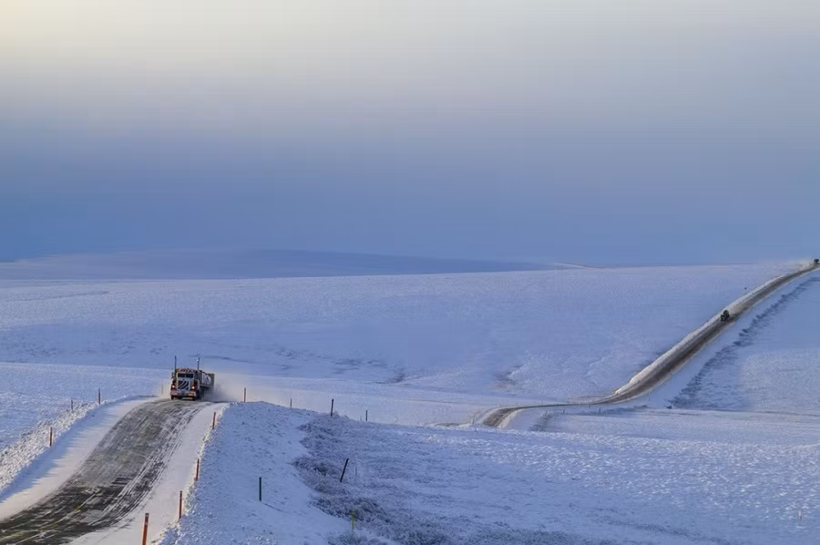 Cao tốc Dalton, Alaska: Cao tốc Dalton được mệnh danh là con đường bị cô lập nhất thế giới với chiều dài 666 mét nối liền 3 ngôi làng tại đây. Con đường toàn một màu trắng xoá của tuyết và nó được cho là cao tốc nhiều tuyết nhất trên thế giới.