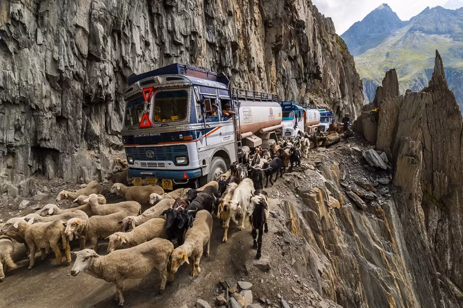 Zoji La, Ấn Độ: Con đường dài 9 mét nối hai tỉnh Ladakh và Kashmir. Con đường nguy hiểm nhất thế giới này nhỏ hẹp, nằm cheo leo giữa vách núi, thường xuyên được sử dụng cho việc vận tải và chăn nuôi gia súc. 
