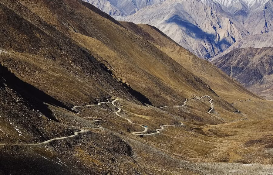 Khardung La, Ấn Độ: Khardung La, Ấn Độ được Tổ chức kỷ lục thế giới Guinness công nhận là con đường đèo cao nhất thế giới. Con đường này vắt vẻo nằm ở độ cao 5.602 mét so với mực nước biển, cao hơn cả núi Elbrus cao nhất nước Nga. 