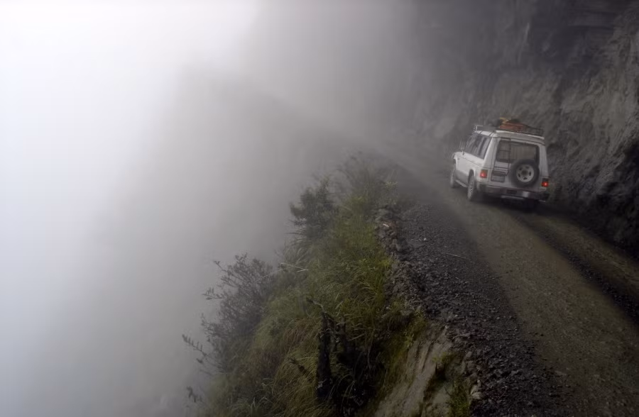 Đường Yungas, Bolivia: Đây là con đường nguy hiểm nhất thế giới với một bên là núi dốc, một bên là vách đá cao 600 mét. Mỗi năm có đến 200 - 300 người tử vong khi tham gia giao thông tại nơi này. 