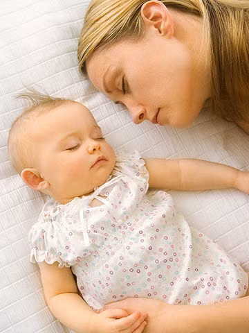 Cho con ngủ chung hay riêng? Ban đầu bạn sẽ nghĩ đương nhiên là ngủ với mẹ. Có rất nhiều ý kiến trái ngược xung quanh vấn đề này. Một số ý kiến cho rằng nếu không ngủ với mẹ thì không khác gì để trẻ tổn thương về tình cảm. Nhưng một số ý kiến khác lại cho rằng việc để con ngủ với bố mẹ ảnh hưởng rất nhiều đến đời sống vợ chồng.