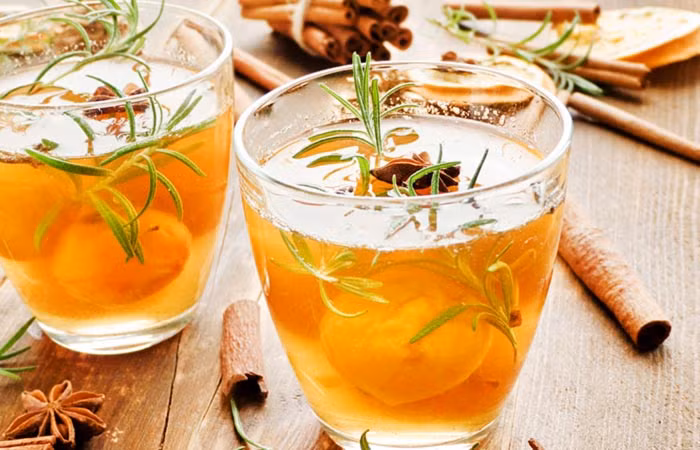  Nước dưa chuột pha trà quế: Bạn cần nửa quả dưa chuột, 1 túi trà túi lọc (xanh hoặc đen), một ít vỏ cam và một thanh quế. Pha tất cả các nguyên liệu với nước và cho thêm một ít đường. Đồ uống từ dưa chuột này nhờ có thêm trà nên có tính chống oxy hóa cao. (Nguồn ảnh: SC)