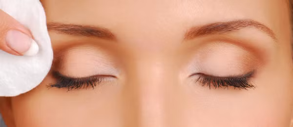 Lưu ý khi chăm sóc nhan sắc phụ nữ sau tuổi 30 cần hạn chế tối đa dụi mắt. Nên tránh các loại sữa rửa mặt có chứa những hoạt chất như axit glycolic vì khi dính vào mắt sẽ gây ngứa. Nên dùng tẩy trang chỉ định cho mắt, dịu nhẹ nhưng đủ mạnh để làm sạch mắt mà không cần phải chà xát. Sau khi tẩy trang xong cần dùng kem dưỡng mắt vào ban đêm để làm sáng vùng da mắt. 