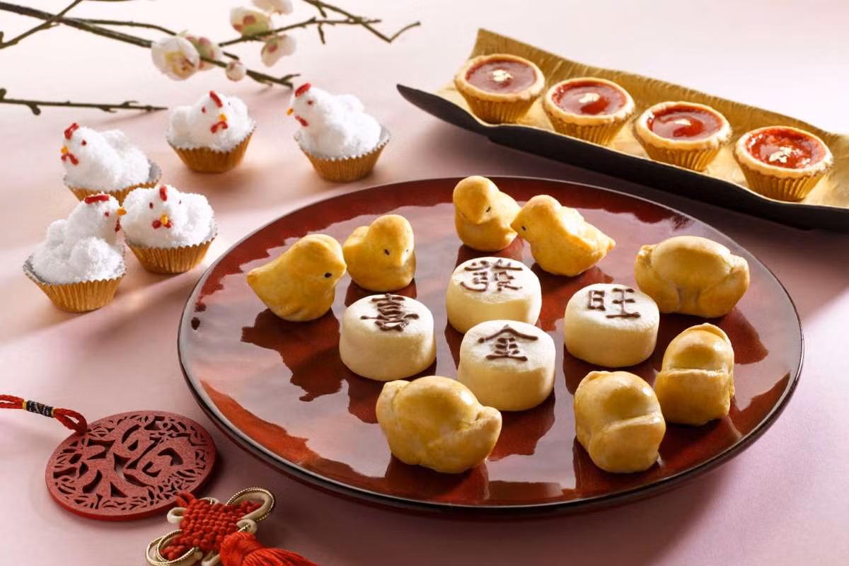 Bánh cookies hình gà kèm chuối nướng và bánh tarts dứa thịnh vượng.