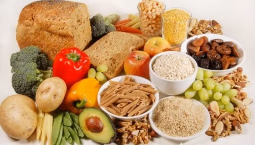 Chất xơ là phần có trong thực vật mà cơ thể người không phá hủy hay tiêu hóa được nhưng lại có ảnh hưởng lớn đến sức khỏe. Trong cơ thể, chất xơ giống như một miếng bọt biển lọc lấy những thứ đi qua đường tiêu hóa rồi đẩy chúng ra ngoài. Đây là lý do vì sao chất xơ có tác dụng làm giảm các cholesterol xấu. 