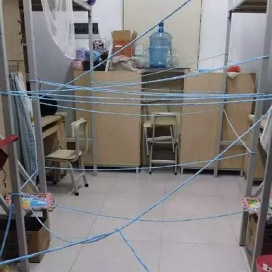 Ngoài cách làm này, còn có nhiều người sáng tạo muôn vàn kiểu phòng và chống trộm bá đạo khác. Chẳng hạn như cách sinh viên "giăng thiên lai địa võng" để chống trộm. 