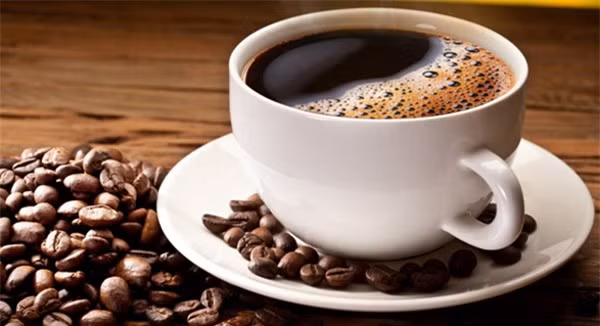Caffein không chỉ làm thay đổi sự trao đổi chất của cơ thể mà còn giúp bạn tập luyện tốt hơn. Nghiên cứu đã chứng minh các chất tạo năng lượng có trong cà phê khiến bạn cảm thấy những việc khó khăn trở nên dễ dàng hơn, nhờ vậy bạn cố gắng nhiều hơn, tập luyện chăm chỉ hơn và đốt nhiều calo hơn. 