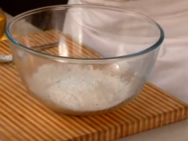 Cho tất cả các nguyên liệu vào bát, trừ dấm táo, rồi trộn đều. 