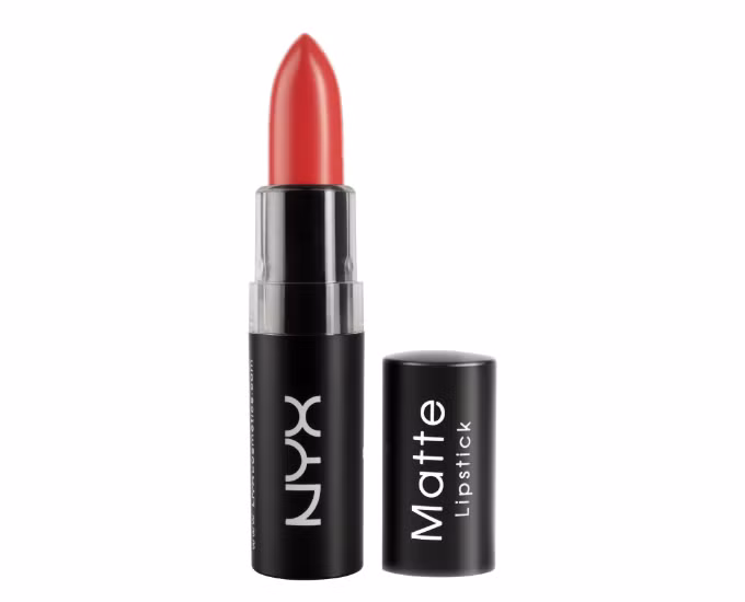 NYX Matte Lipstick màu Pure Red: Tuy chỉ là một thỏi son giá bình dân nhưng màu đỏ tươi và độ lì của cây son này sẽ là sự lựa chọn rất phù hợp của những người không muốn đầu tư quá nhiều vào son phấn.