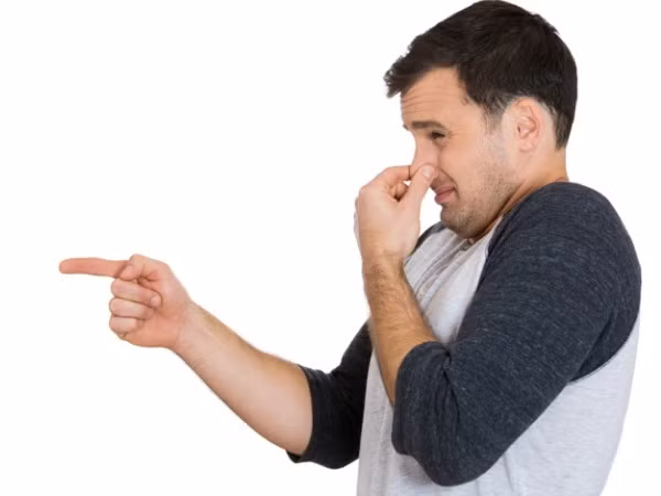 Đầy hơi: Một trong những nguyên nhân phổ biến nhất gây quặn bụng là đầy hơi, có thể là do vi khuẩn phát triển quá mạnh hoặc bạn “nín” xả hơi. Đầy hơi là một hiện tượng bình thường và phổ biến, khi bị đầy hơi thì nên “xả” để ruột kết không bị đau. 
