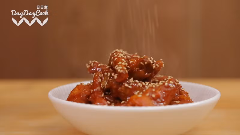 Rắc hạt mè lên trên chân gà Hàn Quốc và ăn nóng.