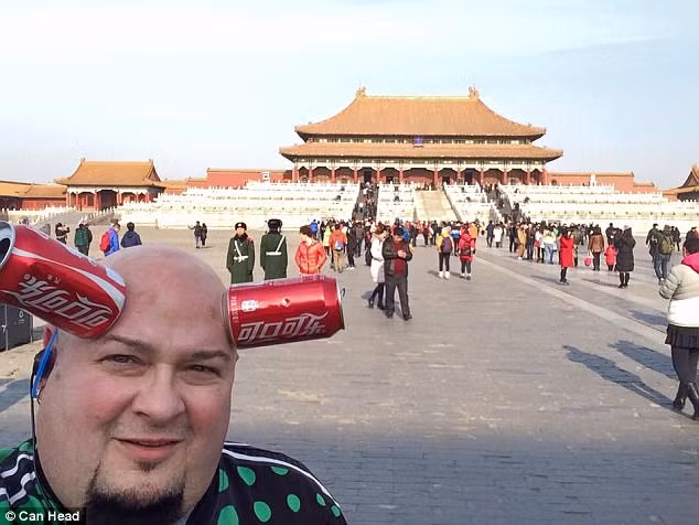 Anh Keeton cho biết khi lên 7 tuổi đã nhận ra mình có điều gì đó không bình thường khi thấy đồ chơi cứ dính vào da. Nhưng bố mẹ anh chỉ nghĩ anh bị dính nhựa cây. Lúc này anh rất sợ phải nói cho người khác biết vì sợ bị cho là kỳ dị. 