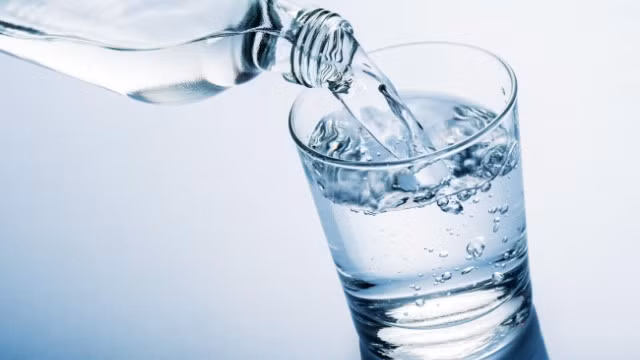 Nước không chỉ giữ cho cơ thể bị mất nước mà còn làm loãng lượng cồn trong cơ thể để bạn không dễ bị say xỉn. Ảnh: Guu.vn.