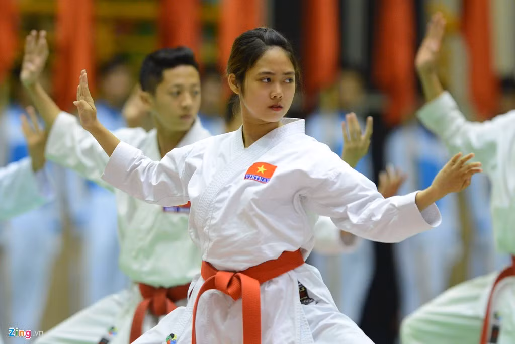 Một bóng hồng cảnh sát trong màn biểu diễn Karatedo khai mạc. 