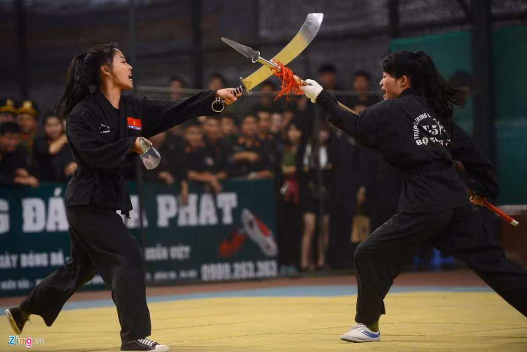 Một màn biểu diễn song đao đánh thương của hai nữ sinh trường Trung cấp Cảnh sát nhân dân T51. 