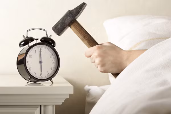 Ngủ gà gật sau khi chuông báo thức kêu: Thói quen này ảnh hưởng rất lớn đến cuộc sống ban ngày cũng như giấc ngủ ngon buổi tối. Khi ấn vào nút báo thức lại, đồng nghĩa với việc bạn bắt đầu một chu kỳ mới mà chắc chắn sẽ bị gián đoạn. Chu kỳ ngủ có chất lượng không tốt này chắc chắn sẽ làm bạn chệnh choạng hơn vào ban ngày và ảnh hưởng đến cả giấc ngủ buổi tối. (Ảnh: Siteatpennstate) 