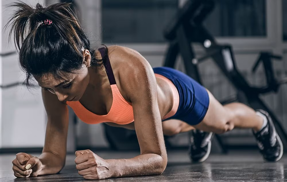 Nếu mục tiêu của bạn chỉ là đốt càng nhiều calo càng tốtthì bạn còn có thể thử sức với bài chạy ngắt quãng trên máy như sau: chạy khởi động 5 phút, sau đó chạy 400m ở tốc độ 7/10 của máy. Chạy xong nghỉ 30 giây rồi thực hiện động tác plank trong 30 giây hoặc chống đẩy từ 5-10 cái. Thực hiện 8 lần như vậy. Kết thúc bài tập bằng cách chạy chậm từ 5-10 phút để làm mát cơ thể. Với bài tập này lượng calo đốt được là trên 350 calo.
