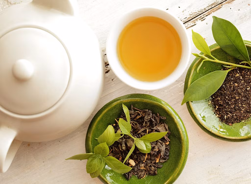 Đồ uống tốt nhất cho bữa sáng giảm cân là trà xanh: Nếu cần tìm một công cụ giảm cân tốt nhất trên thế giới có giá thành vừa rẻ lại vừa có tác dụng với tất cả mọi người, đâu đâu cũng có bán thì đó chính là trà xanh. Đây là đồ uống có rất nhiều EGCG có tác dụng thu nhỏ vòng eo. 