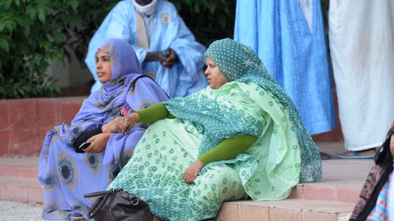 Đàn ông Mauritania thích phụ nữ béo: Tại một đất nước hạn hán và đói kém như Mauritania thì tiêu chuẩn của sắc đẹp là một thân hình đẫy đà vì béo là một biểu tượng của sự giàu có. Phụ nữ béo hấp dẫn đến nỗi từ khi mới 7 tuổi, các bé gái đã được đưa đến các trang trại vỗ béo và thúc cho ăn để lên cân. Rất may là quan niệm về cái đẹp này đang thay đổi. 