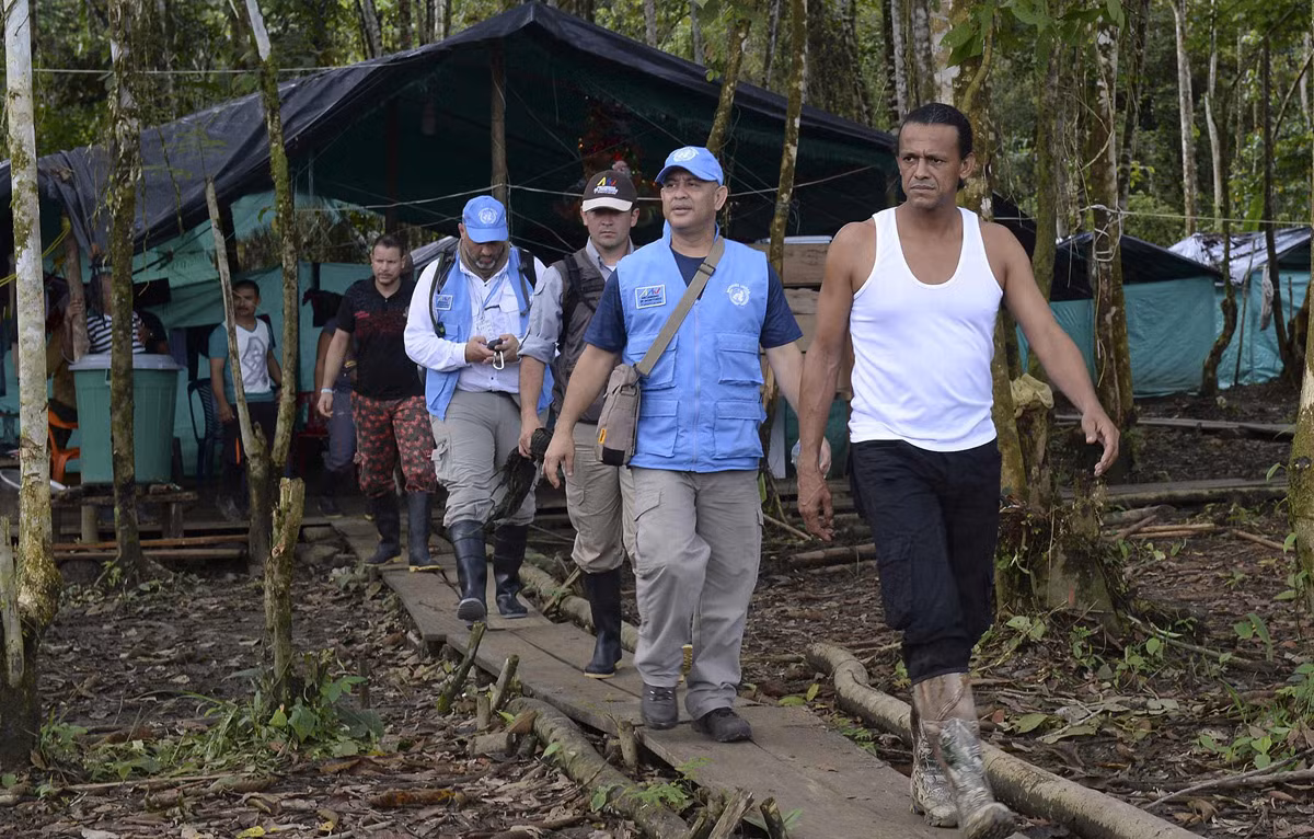 Chỉ huy FARC Pedro (phải) đi cùng các thành viên Nhóm Giám sát Liên Hợp Quốc trong dịp họ tới doanh trại Front 34 Alberto Martinez ngày 2/1/2017. Ảnh The Atlantic
