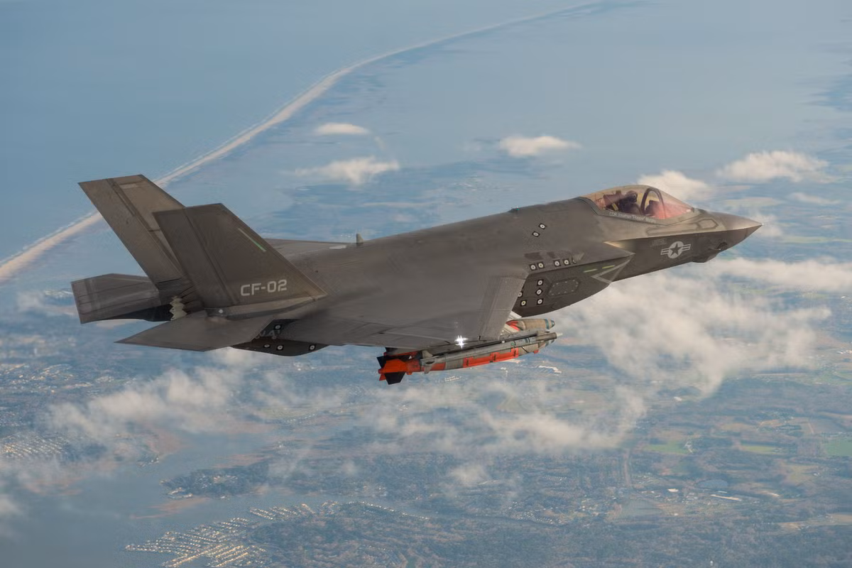 Ở chế độ "Quái thú", chiếc F-35 sẽ treo vũ khí đầy khoang bụng và cả ở sáu giá treo dưới hai cánh của mình. Tổng cộng lượng vũ khí mà F-35 có thể mang theo được ở chế độ "Quái thú" này lên tới khoảng 10 tấn - gấp năm lần ở chế độ tàng hình. Nguồn ảnh: USAF.