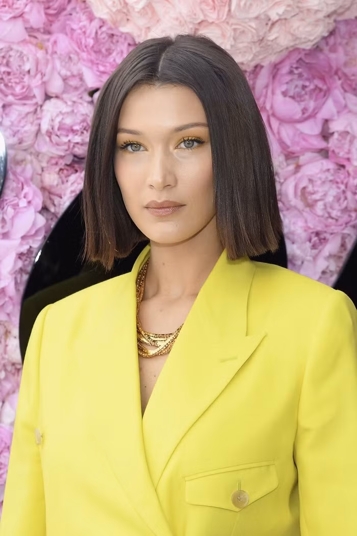 Bella Hadid khoe vẻ duyên dáng cùng kiểu tóc bob thẳng mượt rẽ ngôi giữa.