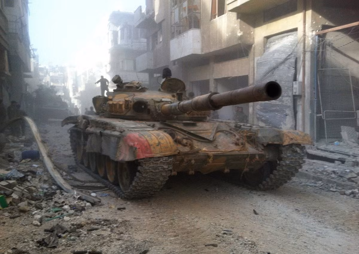 Lực lượng duy nhất của Quân đội Syria vẫn còn giữ được phong độ trước chiến tranh là Lục quân nhờ sự hỗ trợ không giới hạn của Nga. Hiện tại Lục quân Syria còn trong biên chế trên dưới 3.000 xe tăng chiến đấu các loại từ T-55, T-62 cho đến T-72. Nguồn ảnh: Armywatch.