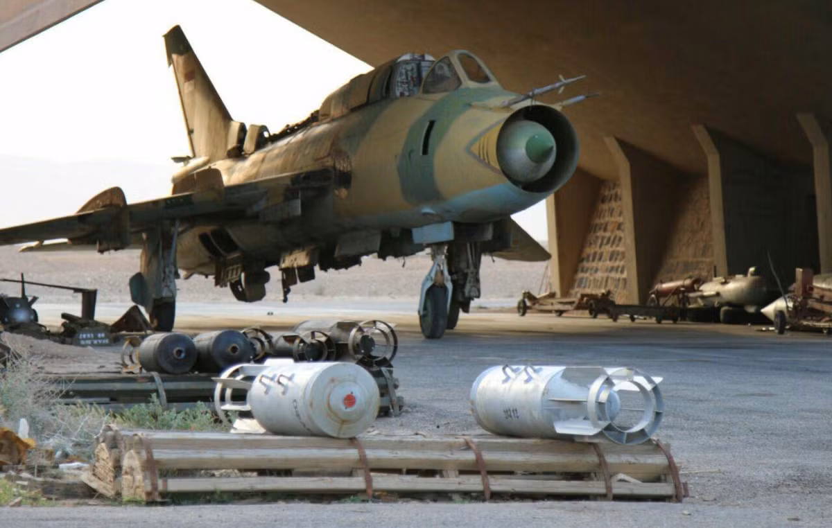 Về sức mạnh không quân, sau 7 năm chính chiến Không quân Syria gần như trở về con số "không" với số lượng máy bay chỉ còn trên dưới 400 chiếc, hầu hết trong số đó đều do Liên Xô sản xuất như MiG-23; MiG-21; MiG-25 và MiG-29. Nguồn ảnh: Armywatch.
