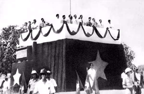 Tới ngày 2/9/1945, khi Nhật Bản ký kết bản thoả thuận đầu hàng vô điều kiện với Mỹ trên thiết giáp hạm Missouri thì cũng là ngày Chủ tịch Hồ Chí Minh đã đọc bản Tuyên Ngôn Độc Lập trên Quảng Trường Ba Đình, Khai sinh ra nước Việt Nam Dân chủ Cộng hoà. Nguồn ảnh: TTXVN.