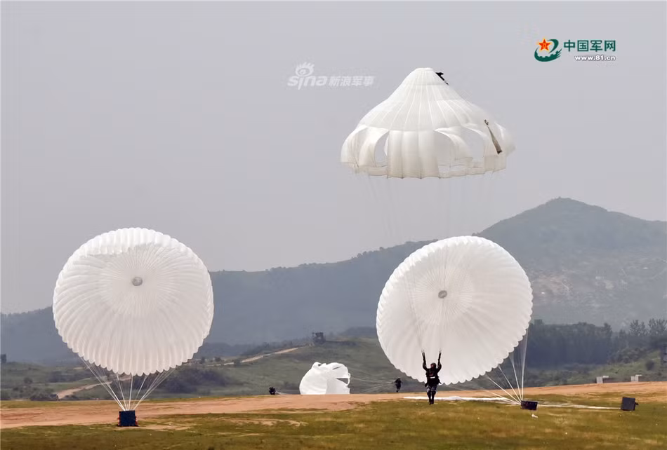 Lính dù Trung Quốc tiếp đất đúng vị trí điểm hẹn. Nguồn ảnh: 81CN.
