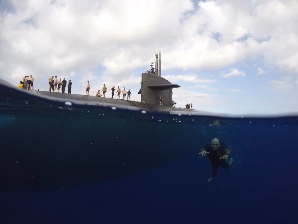 Thuỷ thủ đoàn USS Olympia được phép lên boong tàu ngầm để bơi lội ngoài biển Thái Bình Dương. Nguồn ảnh: BI.