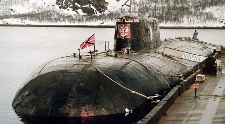 Tàu ngầm hạt nhân Kursk mang số hiệu K-141 là tàu ngầm được đóng theo lớp Oscar II của Hải quân Nga. Đây là lớp tàu ngầm biểu trưng cho sức mạnh của lực lượng hải quân nước này. Tàu K-141 mới chỉ được hạ thuỷ năm 1994 và chính thức phục vụ được khoảng 6 năm trước khi xảy ra tai nạn. Nguồn ảnh: RT.