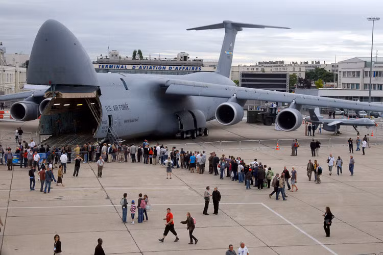 C-5 Galaxy cũng được thiết kế với kiểu "mở mũi" thường thấy ở nhiều loại máy bay vận tải hạng nặng khác. Kiểu thiết kế này cho phép nó có thể chở được nhiều loại hàng hoá quá khổ, kích thước cồng kềnh. Nguồn ảnh: USAF.
