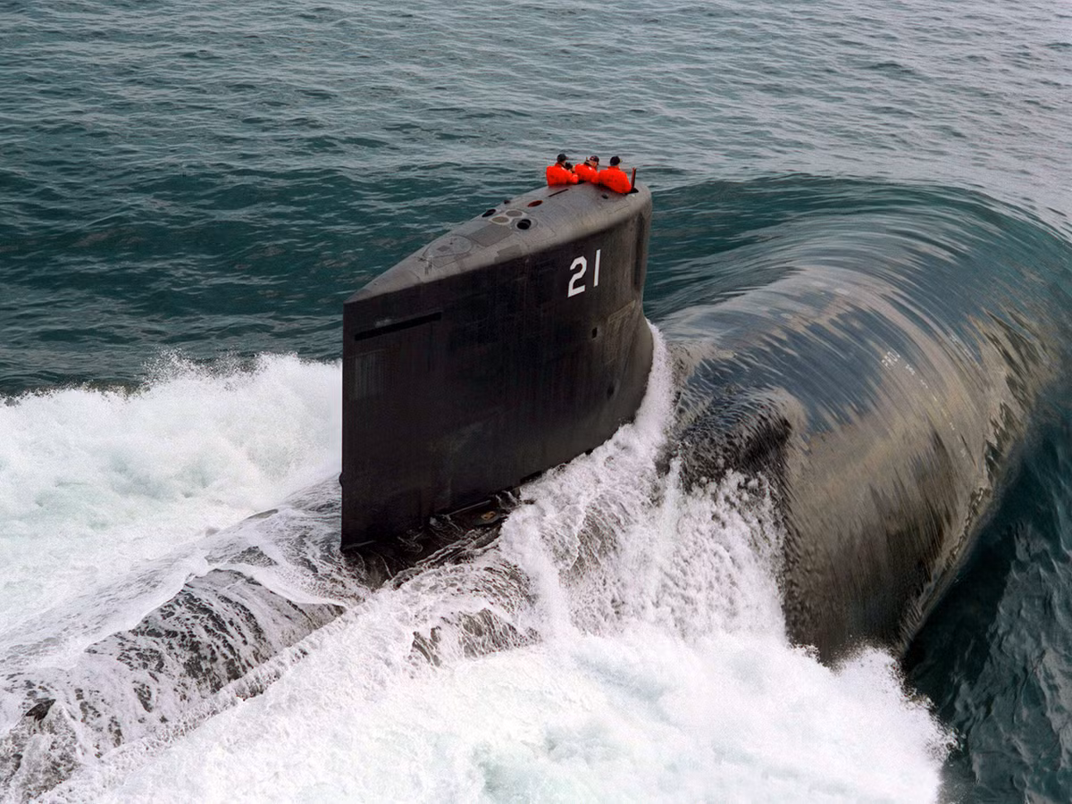 Trong thời gian đó, các tàu ngầm lớp Seawolf và lớp Virginia của Mỹ đã gần như vươn lên thống trị lòng đại dương trên khắp thế giới. Điểm gây khó hiểu ở đây đó là, theo nhiều tài liệu của Mỹ, độ ồn của các tàu ngầm lớp Seawolf (cũ hơn) và lớp Virginia của Mỹ là gần như tương đương. Nguồn ảnh: Pinterest.