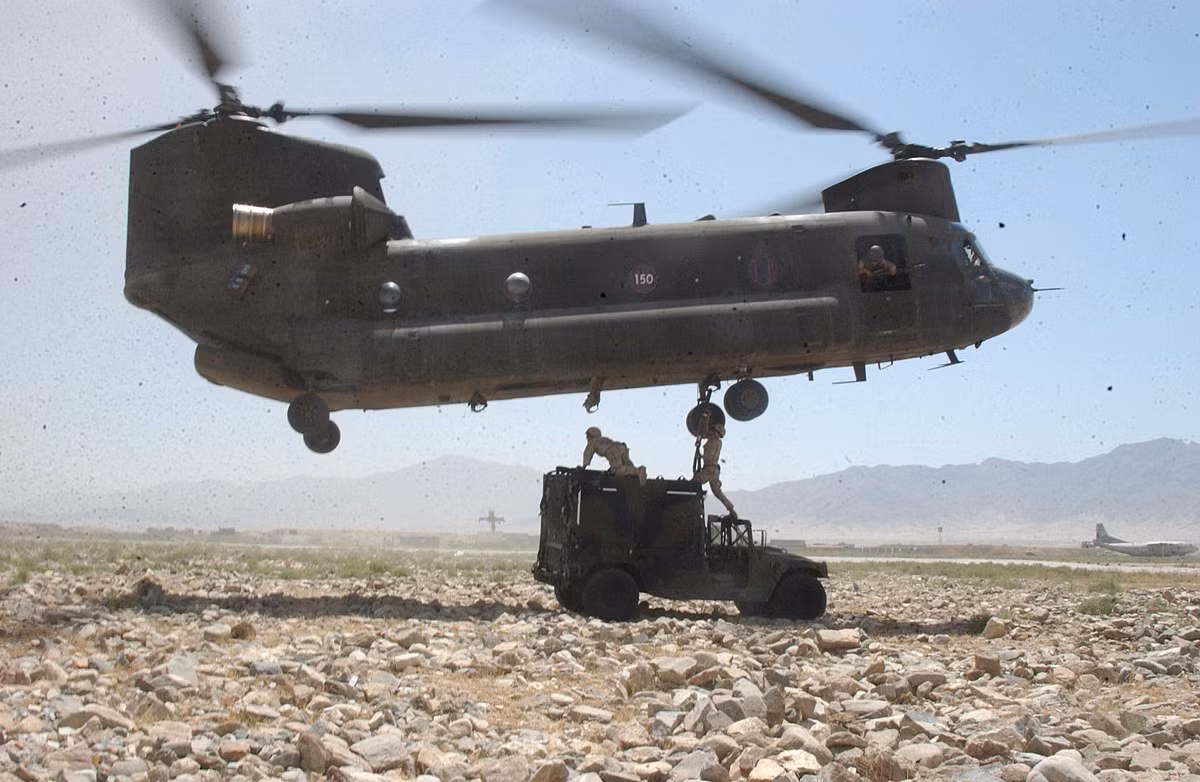 Với CH-47, mọi chuyện không đơn giản như vậy. Do chỉ có hai động cơ, nhưng phải gánh tới hai cánh quạt nâng CH-47 thường chỉ gặp trục trặc với một động cơ và ngay khi một động cơ dừng hoạt động, máy bay sẽ bị mất kiểm soát ngay lập tức vì động cơ còn lại vẫn hoạt động sẽ làm máy bay mất cân bằng. Nguồn ảnh: Crash.