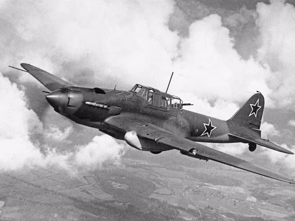 Trong trận Kursk, những chiếc cường kích cơ Il-2 Shturmovik chính là chìa khoá để Hồng quân Liên Xô tìm cách giải mã được cách tiêu diệt lực lượng tăng thiết giáp của Đức khi mà xe tăng và pháo tự hành của Liên Xô, dù đông hơn gấp đôi nhưng lại quá kém hiện đại. Nguồn ảnh: Wararchive.