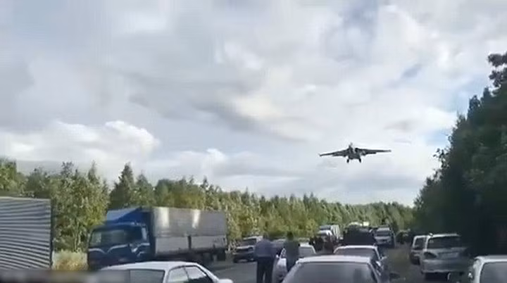 Xe cộ đang lưu thông trên đường cao tốc “Khabarovsk to Komsomolsk-on-Amur” mới đây đã bị chặn 2 đầu để các phi công quân sự Nga kiểm tra kỹ năng cất và hạ cánh khẩn cấp tại đây.