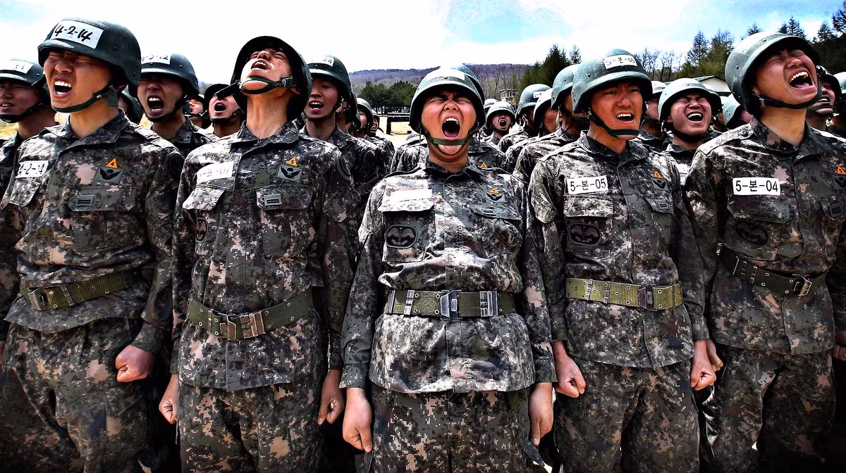 Tuỳ từng binh chủng mà thời gian thực hiện nghĩa vụ quân sự của thanh niên Hàn Quốc sẽ dài, ngắn khác nhau. Ví dụ như Lục quân hay Thuỷ quân Lục chiến là 21 tháng, 23 tháng cho Hài quân và 24 tháng cho Không quân. Nguồn ảnh: Military.