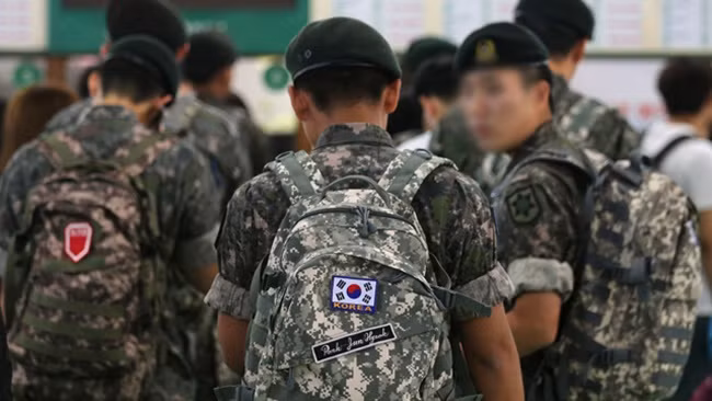 Thông thường, nam giới Hàn Quốc sẽ nhập ngũ ngay sau khi học đại học xong vì hồ sơ quân nhân là một trong những thứ giấy tờ cực kỳ quan trọng, giúp họ có lợi thế hơn khi đi xin việc. Các công ty, tập đoàn của Hàn Quốc cũng không muốn nhận những người chưa thực hiện nghĩa vụ quân sự vì sớm muộn họ cũng sẽ phải nghỉ làm trong... 2 năm để thực hiện việc này. Nguồn ảnh: BBC.