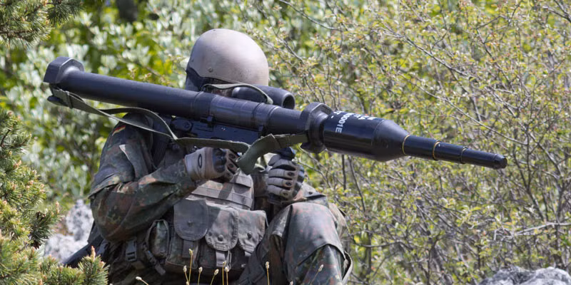 Phải tới năm 1988, Panzerfaust 3 mới được sản xuất một cách nhanh chóng trên những dây chuyền hiện đại và trở thành loại vũ khí đời mới thay thế cho các mẫu súng chống tăng cũ của Tây Đức. Chỉ trong vòng hơn một năm ngắn ngủi, Panzerfaust 3 đã trở thành vũ khí chống tăng tiêu chuẩn phổ biến nhất trong Quân đội Tây Đức và bắt đầu tìm đường xuất khẩu sang nước ngoài với khách hàng đầu tiên là Nhật Bản năm 1989 và Thuỵ Sĩ năm 1991. Nguồn ảnh: Flickr.