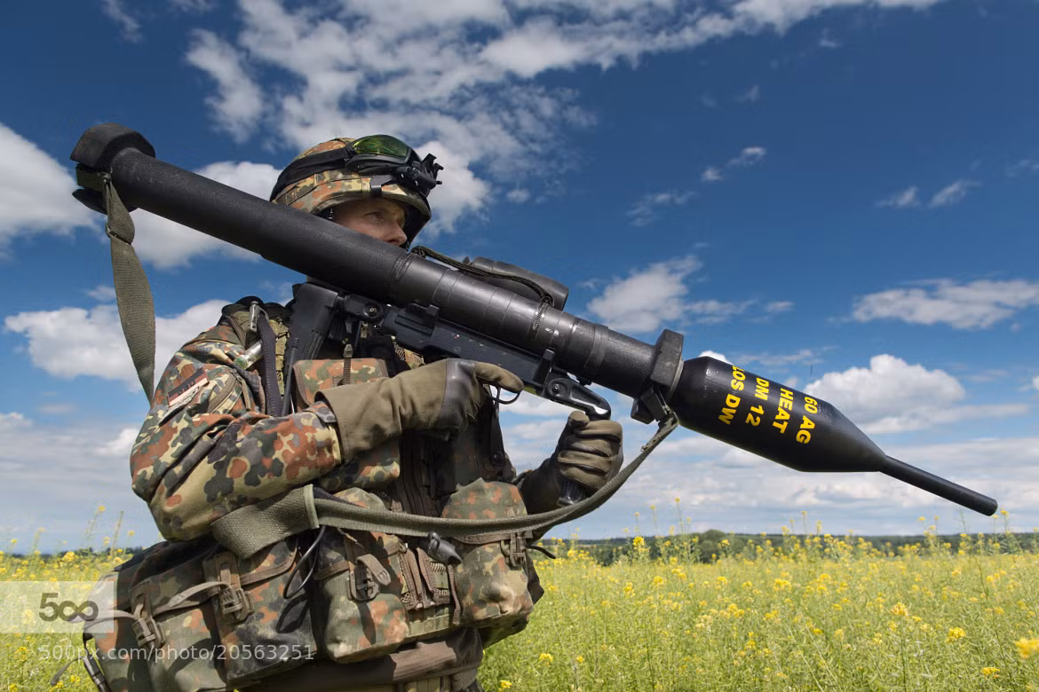 Mặc dù được xếp vào loại vũ khí dùng một lần, tuy nhiên ống phóng của Panzerfaust 3 có thể tái sử dụng được nhiều lần. Sau mỗi lần khai hoả, xạ thủ có thể tiếp tục sử dụng ống phóng Panzerfaust 3 thêm tối đa 5 lần nữa. Trong khi đó, con số khuyến cáo được nhà sản xuất và quân đội Đức đưa ra là tối ba 3 lần cho một ống phóng. Nguồn ảnh: 500photo.